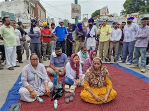 ਗੱਡੀ ਦੀ ਭੰਨਤੋੜ ਮਾਮਲੇ ’ਚ ਕਾਰਵਾਈ ਨਾ ਹੋਣ ਕਾਰਨ ਚੱਕਾ ਜਾਮ