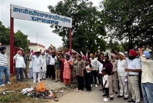 ਵੋਟਾਂ ਕੱਟਣ ਦੇ ਰੋਸ ਵਜੋਂ ਜਮਹੂਰੀ ਜਥੇਬੰਦੀਆਂ ਵੱਲੋਂ ਚੋਣ ਕਮਿਸ਼ਨ ਖ਼ਿਲਾਫ਼ ਪੁਤਲਾ ਫੂਕ ਮੁਜ਼ਾਹਰਾ