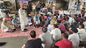 ਦਰਜਨਾਂ ਪਿੰਡਾਂ ਨੂੰ ਜੋੜਨ ਵਾਲੀ ਟੁੱਟੀ ਸੜਕ ਨੂੰ ਬਣਵਾਉਣ ਲਈ ਦਿੱਤਾ ਰੋਸ ਧਰਨਾ