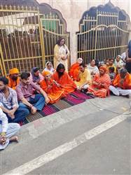 ਮੰਦਰ ’ਚ ਲੰਗਰ ਭਵਨ ਨੇੜੇ ਕੰਧ ਬਣਾਉਣ ਦਾ ਹਿੰਦੂ ਸੰਗਠਨਾਂ ਵੱਲੋਂ ਵਿਰੋਧ