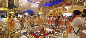ਪ੍ਰਕਾਸ਼ ਪੁਰਬ ਮੌਕੇ ਸ੍ਰੀ ਹਰਿਮੰਦਰ ਸਾਹਿਬ ’ਚ ਨਤਮਸਤਕ ਹੋਈ ਸੰਗਤ