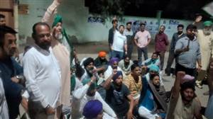 ਕਿਸਾਨ ਆਗੂ ਨੂੰ ਹਿਰਾਸਤ ’ਚ ਲੈਣ ਵਿਰੁੱਧ ਥਾਣਾ ਸਿਟੀ ਦੇ ਬਾਹਰ ਧਰਨਾ, ਸੜਕ ਜਾਮ