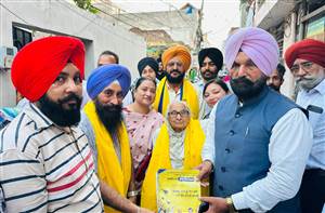 ਵਾਰਡ-44 ’ਚ ਸਰਕਾਰੀ ਸਕੀਮਾਂ ਬਾਰੇ ਦੱਸਣ ਲਈ ਘਰ-ਘਰ ਮੁਹਿੰਮ ਜਾਰੀ