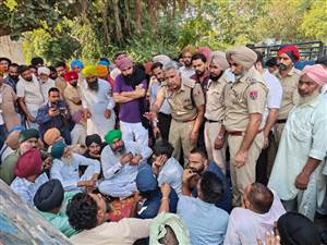 15 ਦਿਨਾਂ ਬਾਅਦ ਖੁੱਲ੍ਹਿਆ ਤਿਕੋਣੀ ਚੌਕ ਦਾ ਰਾਹ, ਪਰਵਿੰਦਰ ਝੋਟਾ ਦੇ ਪਿਤਾ ਨੇ ਕਿਹਾ—ਇੱਕ ਪਾਸੇ ਕੇਸ ਰੱਦ ਕਰਨ ਦੀ ਗੱਲ, ਦੂਜੇ ਪਾਸੇ ਅਦਾਲਤਾਂ ਦੇ ਚੱਕਰ!