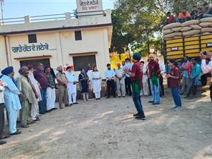 ਪਰਾਲੀ ਸਾੜਨ ਵਿਰੁੱਧ ਜਾਗਰੂਕਤਾ ਲਈ ਨੁੱਕੜ ਨਾਟਕ ਕਰਵਾਇਆ