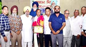 ਸੀਨੀਅਰ ਸਿਟੀਜ਼ਨ ਭਲਾਈ ਸੰਸਥਾ ਵੱਲੋਂ ਬਦਰੀ ਜਿੰਦਲ ਸਨਮਾਨਿਤ