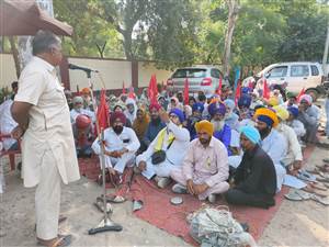 ਮਜ਼ਦੂਰ ਪਰਿਵਾਰ ਨੂੰ ਇਨਸਾਫ਼ ਦਿਵਾਉਣ ਲਈ ਐੱਸਐੱਸਪੀ ਦਫ਼ਤਰ ਅੱਗੇ ਧਰਨਾ