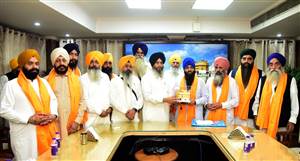 ਪਾਕਿਸਤਾਨੀ ਸਿੱਖਾਂ ਦਾ 49 ਮੈਂਬਰੀ ਜਥਾ ਸ੍ਰੀ ਹਰਿਮੰਦਰ ਸਾਹਿਬ ਨਤਮਸਤਕ, SGPC ਪ੍ਰਧਾਨ ਧਾਮੀ ਨੇ ਕੀਤਾ ਸਨਮਾਨਿਤ, ਖੁੱਲ੍ਹੇ ਵੀਜ਼ੇ ਦੇਣ ਦੀ ਉੱਠੀ ਮੰਗ