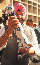 ਬੋਤਲ ’ਤੇ ‘ਟੱਲੀ’ ਲਿਖ ਕੇ ਰਵਨੀਤ ਬਿੱਟੂ ਦਾ ਭਗਵੰਤ ਮਾਨ 'ਤੇ ਤਨਜ਼, ਸਰਕਾਰ ਦੀ ਕਾਰਜਸ਼ੈਲੀ 'ਤੇ ਉਠਾਏ ਸਵਾਲ; ਦਿੱਲੀ ਏਅਰਪੋਰਟ ਮਾਮਲੇ ਦਾ ਵੀ ਕੀਤਾ ਜ਼ਿਕਰ