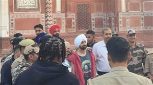 ਆਗਰਾ ਪਹੁੰਚੇ ਗਲੋਬਲ ਸਟਾਰ ਦਿਲਜੀਤ ਦੋਸਾਂਝ, ਤਾਜ ਮਹਿਲ ਦਾ ਕੀਤਾ ਦੀਦਾਰ, ਖ਼ੂਬਸੂਰਤੀ ਦੇ ਹੋਏ ਦੀਵਾਨੇ!