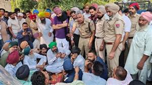 ਮਾਨਸਾ ’ਚ ਨਸ਼ੇ ਦੀ ਓਵਰਡੋਜ਼ ਨਾਲ ਨੌਜਵਾਨ ਦੀ ਮੌਤ, ਲਾਸ਼ ਸੜਕ 'ਤੇ ਰੱਖ ਕੇ ਸਿਰਸਾ-ਮਾਨਸਾ ਹਾਈਵੇਅ ਕੀਤਾ ਜਾਮ; ਪਰਵਿੰਦਰ ਝੋਟਾ ਦੇ ਪਿਤਾ ਪਹੁੰਚੇ