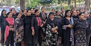 PSEB 'ਚ ਗਰਮਾਇਆ ਮੁੱਦਾ : ਡੇਲੀਵੇਜ਼ ਮਹਿਲਾ ਕਾਮਿਆਂ ਦਾ ਸਰਕਾਰ ਖ਼ਿਲਾਫ਼ ਮੋਰਚਾ, ਕਾਲੇ ਕੱਪੜਿਆਂ 'ਚ ਦਿੱਤਾ ਧਰਨਾ