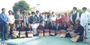 ਸਰਕਾਰੀ ਸਕੂਲ 'ਚ ਇਨਾਮ ਵੰਡ ਸਮਾਗਮ ਕਰਵਾਇਆ