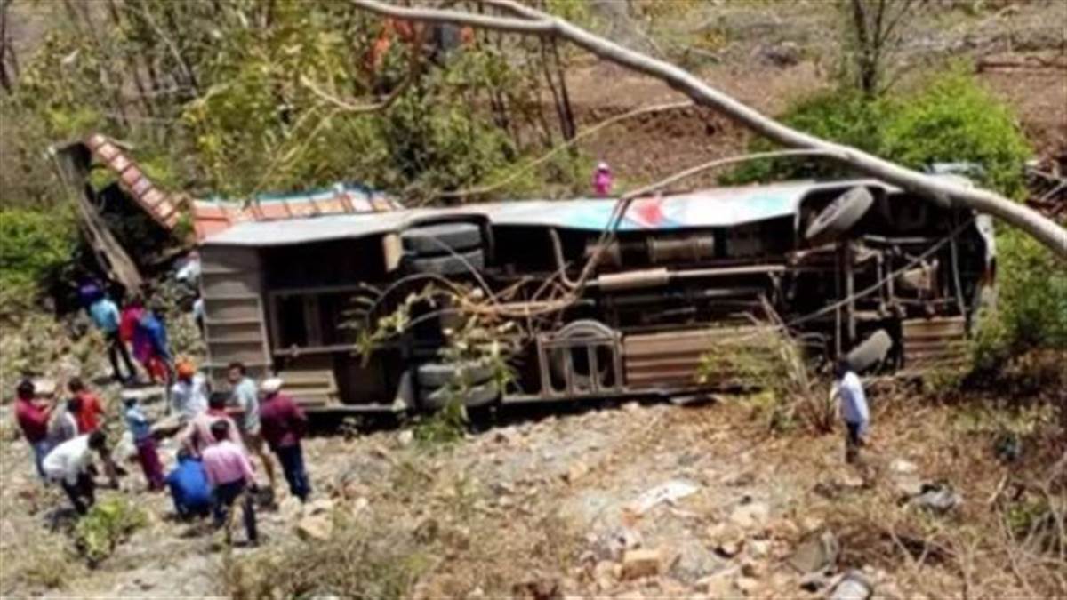 Accident in PoK 6 women killed 8 injured in painful accident after jeep fell in 300 meter deep gully