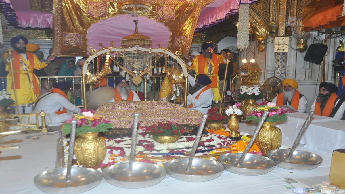 ਸ੍ਰੀ ਗੁਰੂ ਨਾਨਕ ਦੇਵ ਜੀ ਦੇ ਪ੍ਰਕਾਸ਼ ਪੁਰਬ ਮੌਕੇ ਸੱਚਖੰਡ ਸ੍ਰੀ ਹਰਿਮੰਦਰ ਸਾਹਿਬ ਵਿਖੇ ਲੱਖਾਂ ਸੰਗਤਾਂ ਹੋਈਆਂ ਨਤਮਸਤਕ