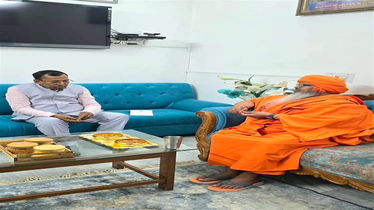 ਸਾਬਕਾ ਕੇਂਦਰੀ ਰਾਜ ਮੰਤਰੀ ਨੂੰ ਦਿੱਤਾ ਬਰਸੀ ਸਮਾਗਮਾਂ ਦਾ ਸੱਦਾ ਪੱਤਰ