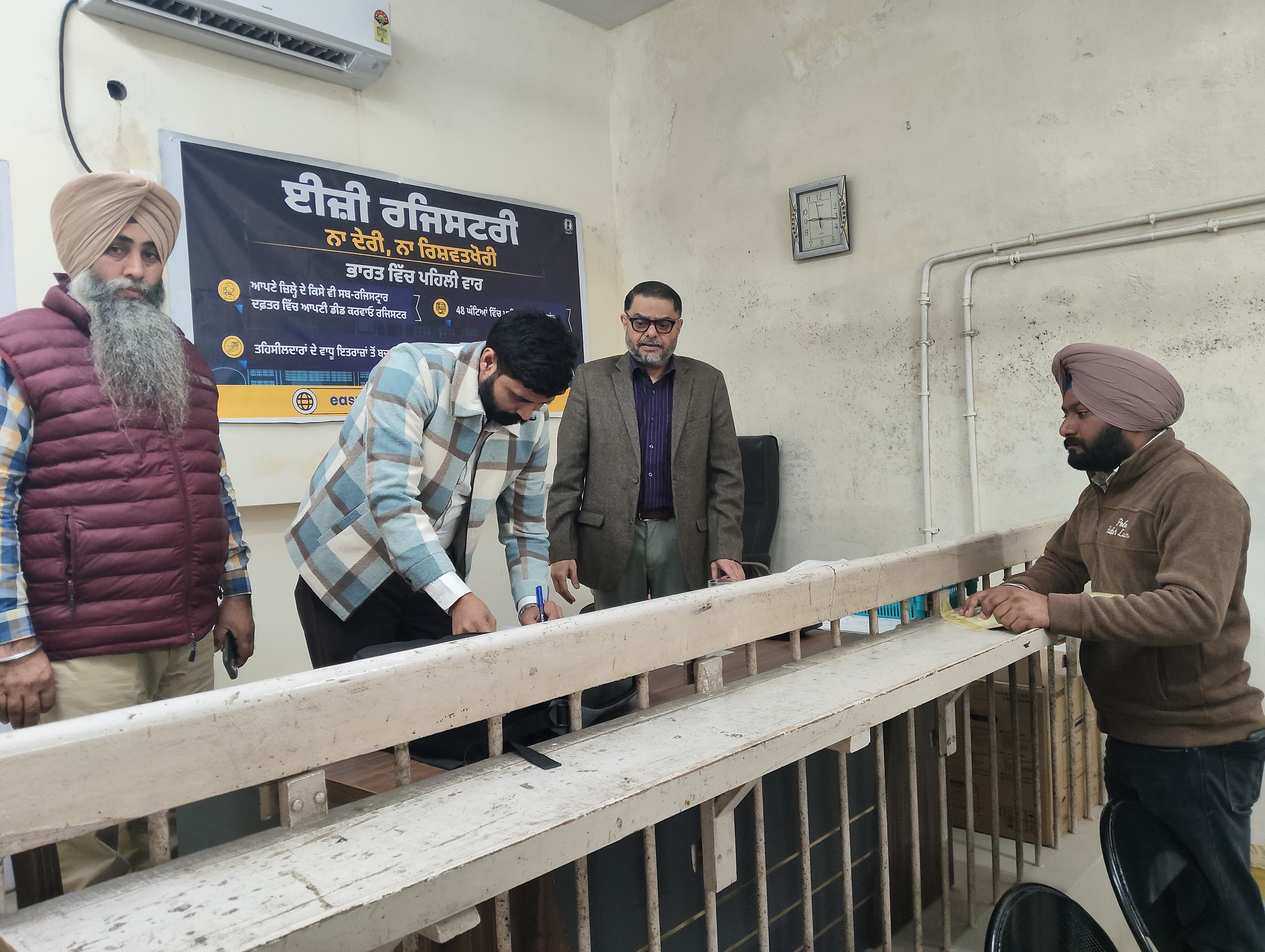 ਐੱਸਡੀਐੱਮ ਜਸ਼ਨਜੀਤ ਸਿੰਘ ਨੇ ਈਜ਼ੀ ਰਜਿਸਟਰੇਸ਼ਨ ਦਾ ਲਿਆ ਜਾਇਜ਼ਾ