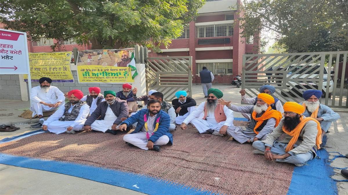 ਦੁਖੀ ਕਿਸਾਨ ਨੇ ਝੋਨੇ ਨੂੰ ਲਾਈ ਅੱਗ, ਮਾਰਕਿਟ ਕਮੇਟੀ ਦੇ ਗੇਟ ਅੱਗੇ ਮਰਨ ਵਰਤ ਕੀਤਾ ਸ਼ੁਰੂ