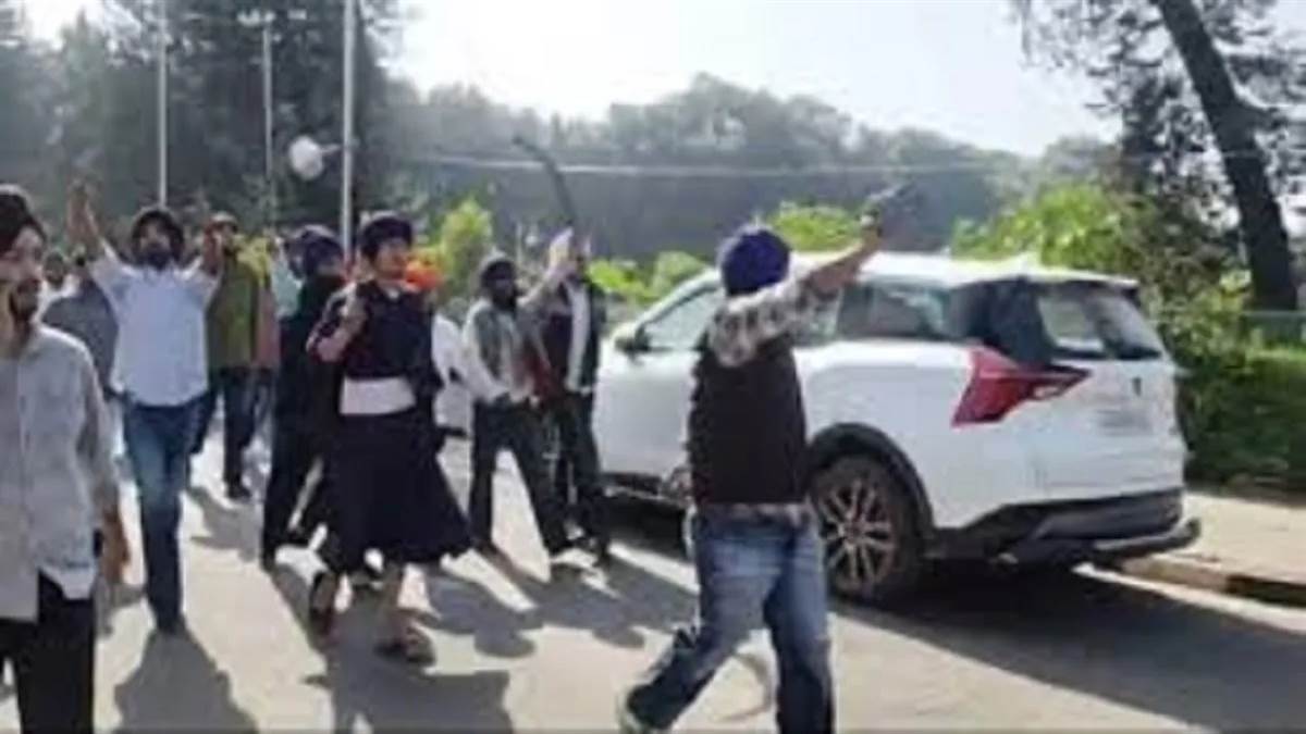 PU 'ਚ ਸ਼ਾਂਤੀ ਭੰਗ : ਦੰਗਿਆਂ ਵਰਗੇ ਬਣੇ ਹਾਲਾਤ, ਕਾਨੂੰਨ-ਵਿਵਸਥਾ ਵਿਗੜਨ ਦਾ ਮਾਮਲਾ ਪਹੁੰਚਿਆ ਹਾਈਕੋਰਟ; ਬਾਹਰੀ ਲੋਕਾਂ ਦੀ ਘੁਸਪੈਠ ਰੋਕਣ ਦੀ ਮੰਗ