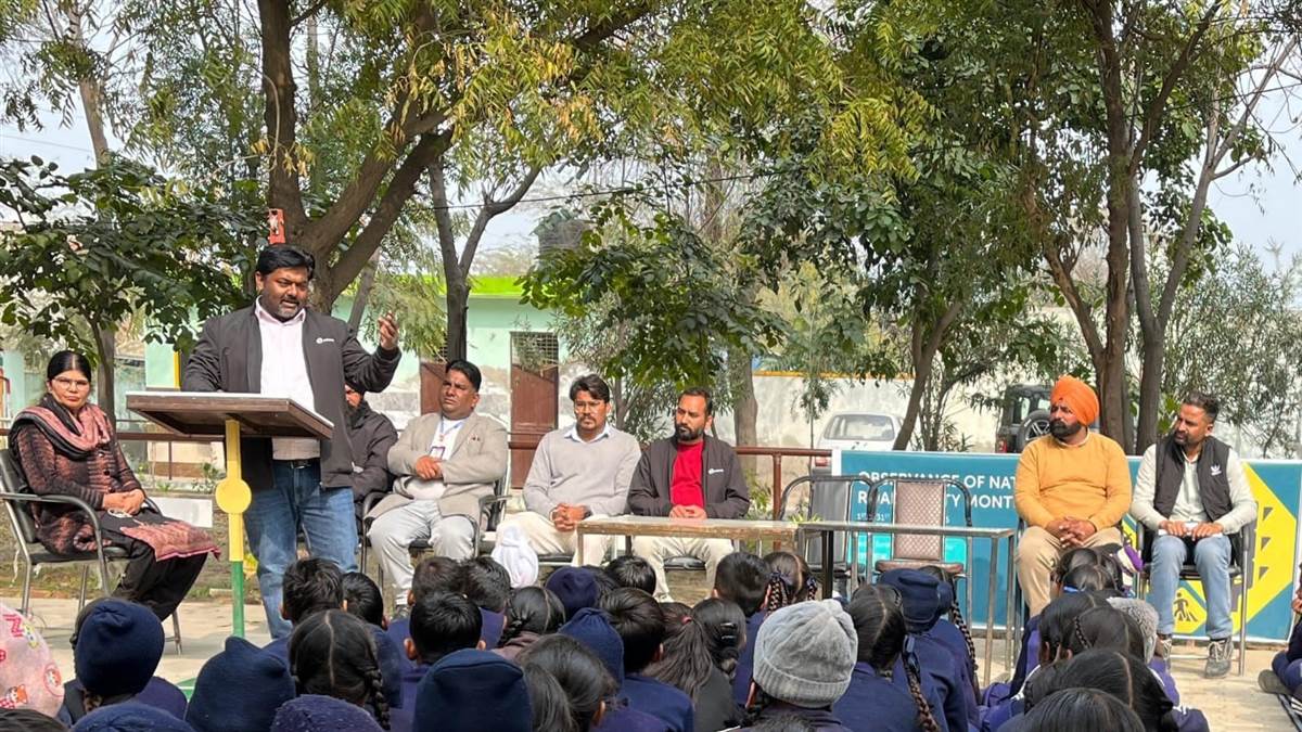 ਗਾਮੀਵਾਲਾ ਸਕੂਲ ’ਚ ਬੱਚਿਆਂ ਨੂੰ ਸੜਕ ਸੁਰੱਖਿਆ ਦੇ ਦੱਸੇ ਨਿਯਮ
