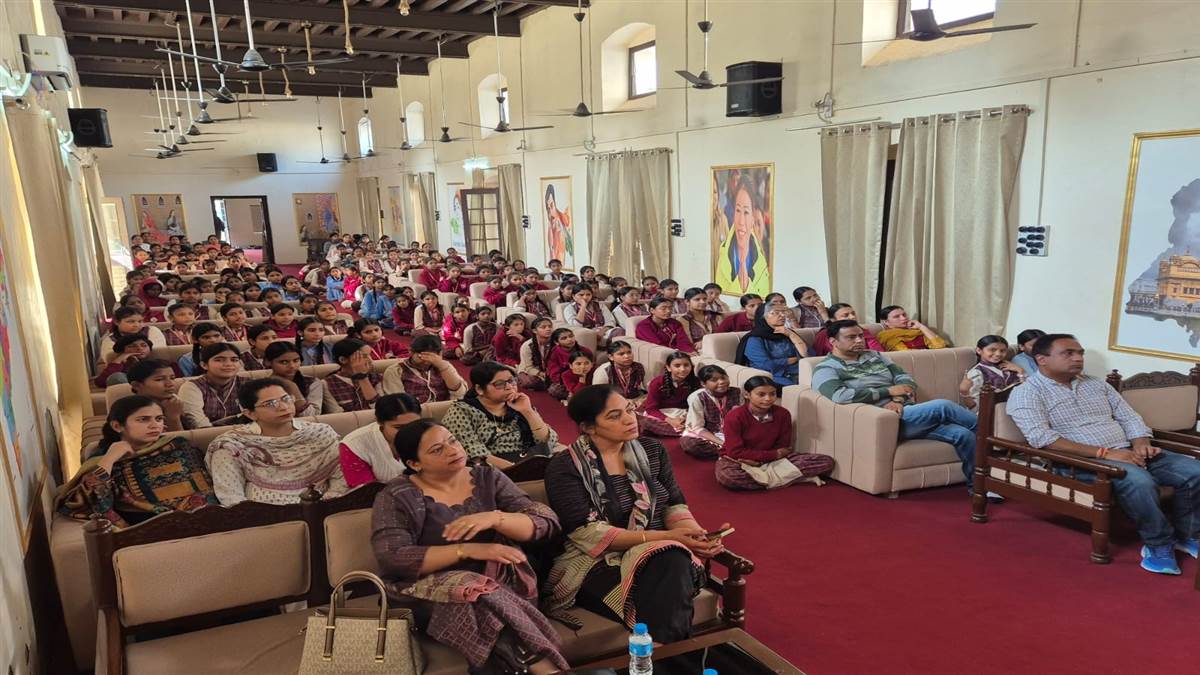 ਅਧਿਆਪਕਾਂ ਅਤੇ ਵਿਦਿਆਰਥੀਆਂ ਨੂੰ ਵੈਕਸੀਨ ਸਬੰਧੀ ਜਾਗਰੂਕ ਕੀਤਾ