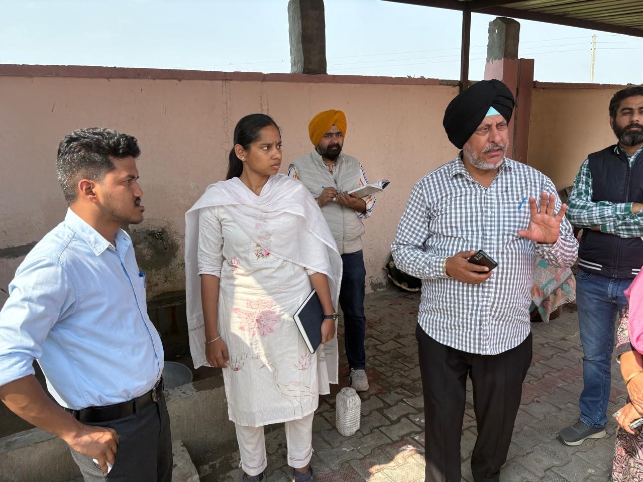 ਹਜ਼ਾਰਾ ਸਿੰਘ ਵਾਲਾ ਵਿਖੇ ਦੂਸ਼ਿਤ ਪਾਣੀ ਕਾਰਨ ਫੈਲੀ ਬਿਮਾਰੀ ਤੋਂ ਬਚਾਅ ਲਈ ਮਾਹਿਰ ਡਾਕਟਰਾਂ ਵੱਲੋਂ ਕੀਤੀ ਜਾ ਰਹੀ ਹੈ ਸਿਹਤ ਜਾਂਚ