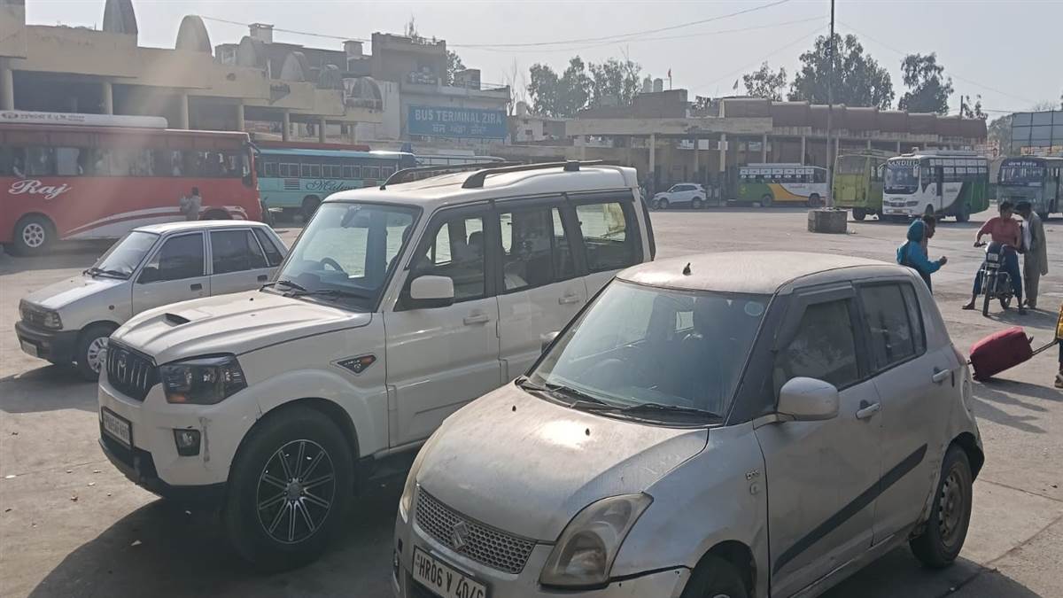 ‘ਨੋ ਪਾਰਕਿੰਗ’ ਬੋਰਡ ਬੇਅਸਰ, ਜ਼ੀਰਾ ਬੱਸ ਸਟੈਂਡ ਬਣਿਆ ਨਿੱਜੀ ਵਾਹਨਾਂ ਦਾ ਅੱਡਾ