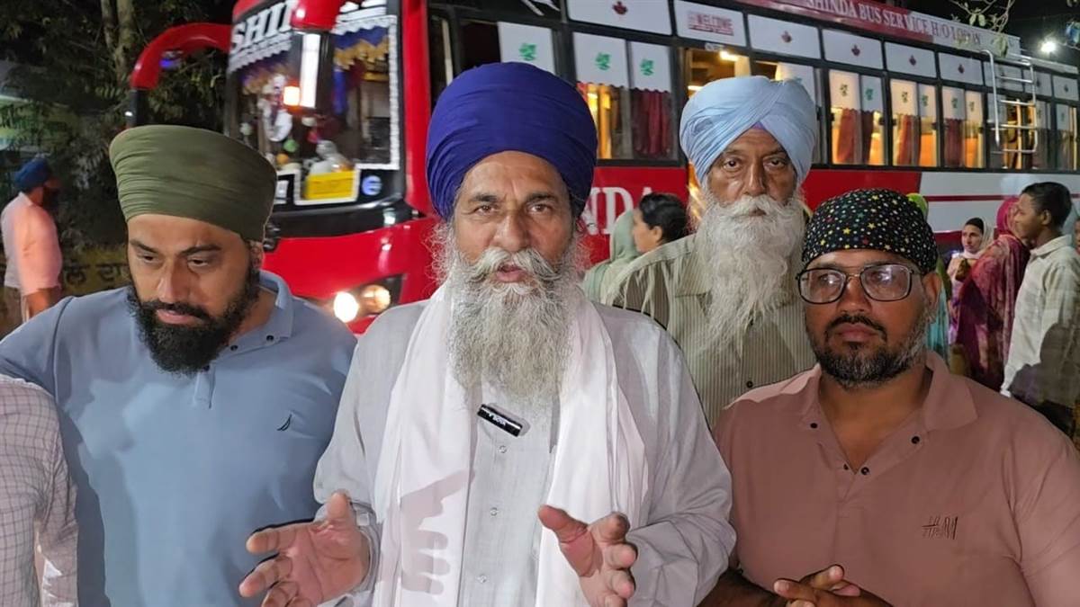 ਸੰਗਤਾਂ ਦੀ ਬਸ ਪੁੱਟੀ ਹੋਈ ਸੜਕ ’ਚ ਫਸੀ, ਵਾਲ-ਵਾਲ ਬਚੇ ਸ਼ਰਧਾਲੂ