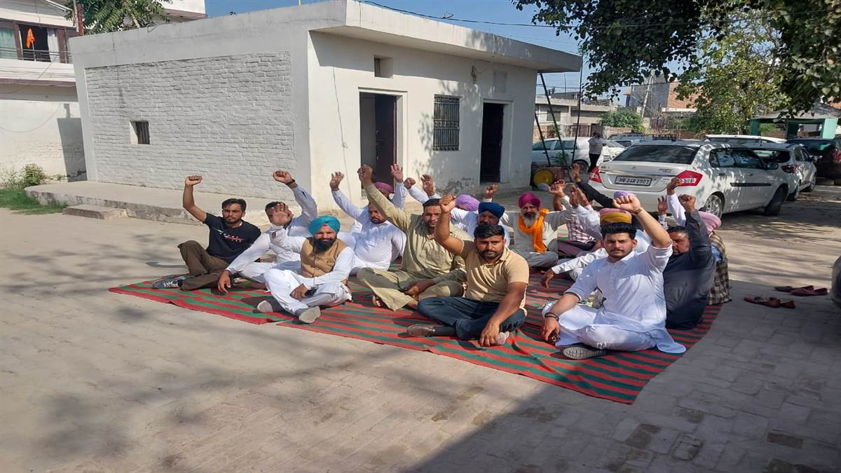 ਗਲੀ ’ਤੇ ਕਬਜ਼ੇ ਨੂੰ ਲੈ ਕੇ ਥਾਣੇ ਅੱਗੇ ਲਾਇਆ ਧਰਨਾ