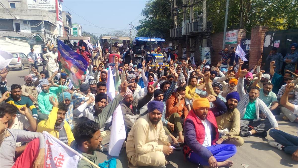 ਕਿਸਾਨ ਮਜ਼ਦੂਰ ਐਸੋਸੀਏਸ਼ਨ ਵੱਲੋਂ ਡੀਸੀ ਦਫਤਰ ਅੱਗੇ ਪ੍ਰਦਰਸ਼ਨ