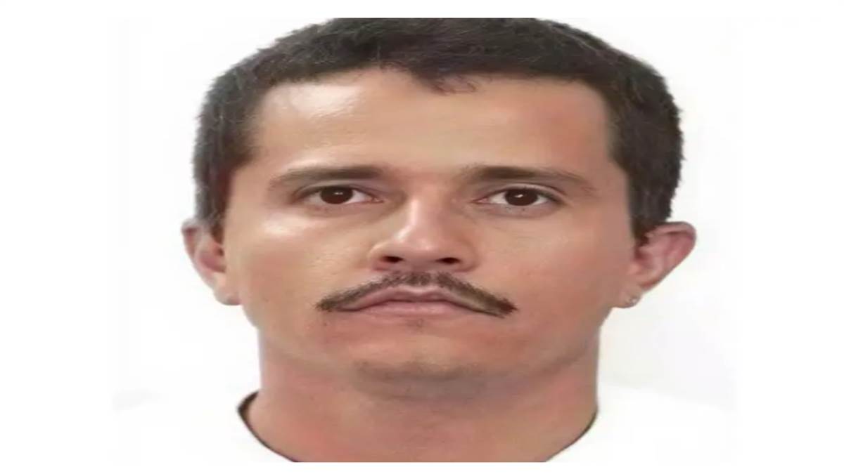 ਸਜ਼ਾ ਪੂਰੀ ਹੋਣ ਤੋਂ ਬਾਅਦ ਉਸ ਨੂੰ ਵਾਪਸ ਮੈਕਸੀਕੋ ਭੇਜਿਆ ਗਿਆ ਜਿੱਥੇ ਜਾ ਕੇ ਉਹ ਪੁਲਿਸ ਵਿਚ ਭਰਤੀ ਹੋ ਗਿਆ। ਪੁਲਿਸ ਦੀ ਨੌਕਰੀ ਉਸ ਦੇ ਸੁਪਨੇ ਸਾਕਾਰ ਕਰਨ ਤੋਂ ਅਸਮਰੱਥ ਸੀ। ਪੁਲਿਸ ਵਿਚ ਰਹਿ ਕੇ ਉਸ ਨੇ ਮਹਿਕਮੇ ਦੇ ਦਾਅ-ਪੇਚ ਸਿੱਖ ਲਏ ਸਨ। ਅਸਤੀਫ਼ਾ ਦੇ ਕੇ ਉਹ ਮੁੜ ਅਪਰਾਧ ਦੀ ਦੁਨੀਆ ਵਿਚ ਚਲਾ ਗਿਆ। ਉਸ ਨੇ ਸਮਕਾਲੀ ਡਰੱਗ ਤਸਕਰਾਂ ਨੂੰ ਠਿੱਬੀਆਂ ਮਾਰਨੀਆਂ ਸ਼ੁਰੂ ਕਰ ਦਿੱਤੀਆਂ।