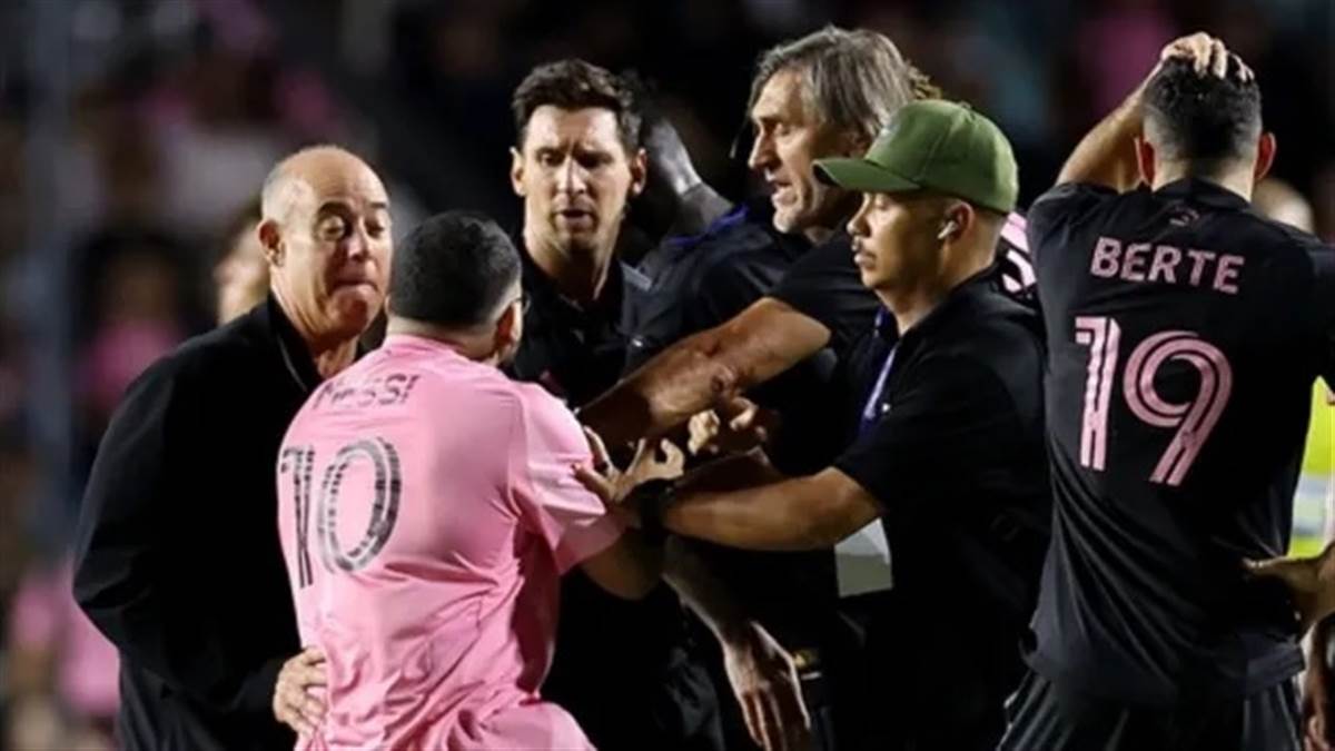 ਲਿਓਨਲ ਮੈਸੀ ਨੂੰ ਧੱਕਾ ਮਾਰ ਕੇ ਪ੍ਰਸ਼ੰਸਕ ਨੇ ਮੈਦਾਨ 'ਤੇ ਸੁੱਟਿਆ, ਮਹਾਨ ਫੁੱਟਬਾਲਰ ਦਾ ਰਿਐਕਸ਼ਨ ਹੋਇਆ ਵਾਇਰਲ