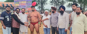 ਛੋਟਾ ਸਦਾਮ ਨੂੰ ਚਿੱਤ ਕਰ ਕੇ ਨਿਸ਼ਾਤ ਬਾਬਾ ਫਲਾਈ ਨੇ ਜਿੱਤੀ ਕੁਸ਼ਤੀ