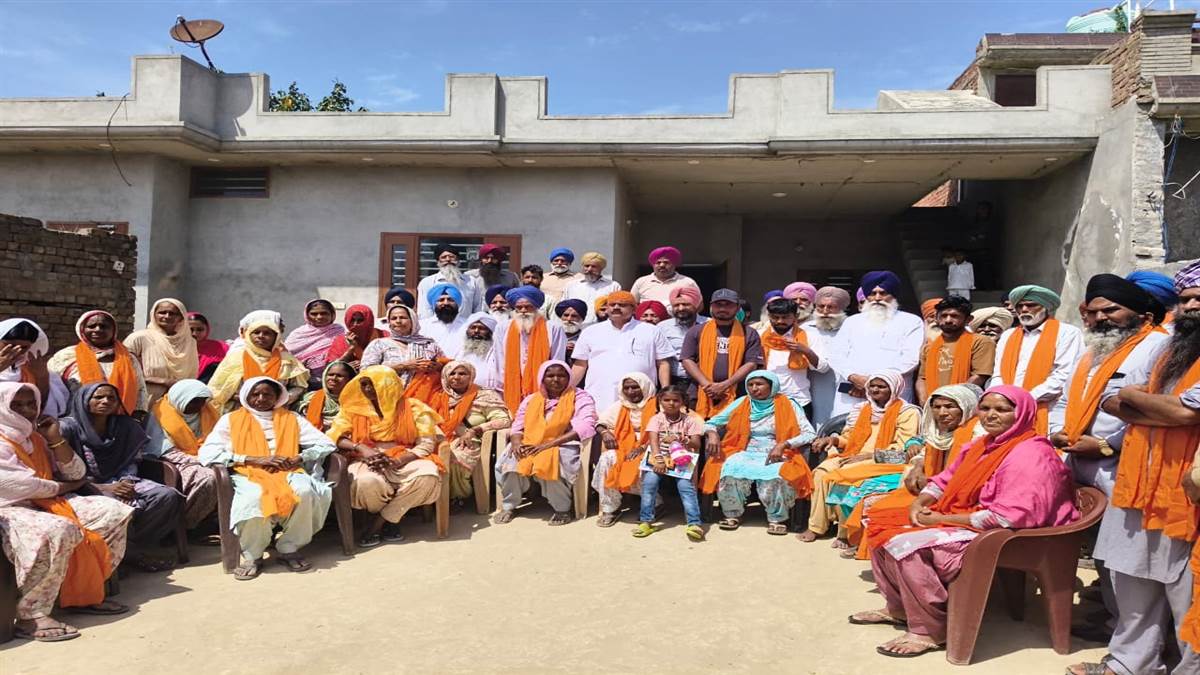 ਪਿੰਡ ਸਹਾਰਨਾ ਤੋਂ 32 ਪਰਿਵਾਰ ਸ਼੍ਰੋਮਣੀ ਅਕਾਲੀ ਦਲ ’ਚ ਹੋਏ ਸ਼ਾਮਲ