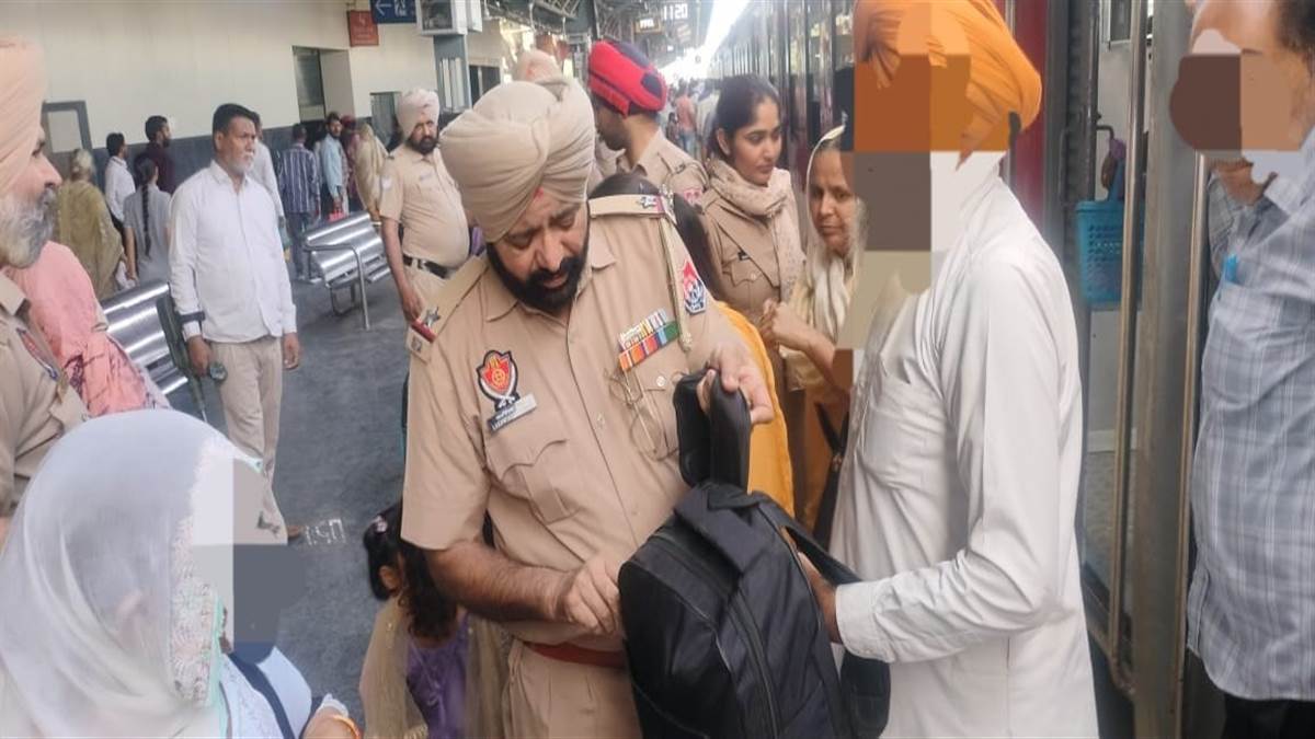 ਪੁਲਿਸ ਨੇ ਲੋਕ ਸੁਰੱਖਿਆ ਦੇ ਮੱਦੇਨਜ਼ਰ ਰੇਲਵੇ ਸਟੇਸ਼ਨਾਂ ਵਿੱਢੀ ਤਲਾਸ਼ੀ ਮੁਹਿੰਮ