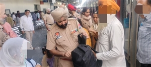 ਪੁਲਿਸ ਨੇ ਲੋਕ ਸੁਰੱਖਿਆ ਦੇ ਮੱਦੇਨਜ਼ਰ ਰੇਲਵੇ ਸਟੇਸ਼ਨਾਂ ਵਿੱਢੀ ਤਲਾਸ਼ੀ ਮੁਹਿੰਮ