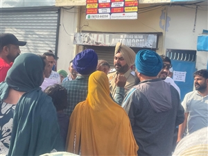 ਸੜਕ ਵਿਚਕਾਰ ਸਿਲੰਡਰਾਂ ਦੀ ਲਾਈਨ ਲਾ ਕੇ ਕੀਤੀ ਆਵਾਜਾਈ ਠੱਪ
