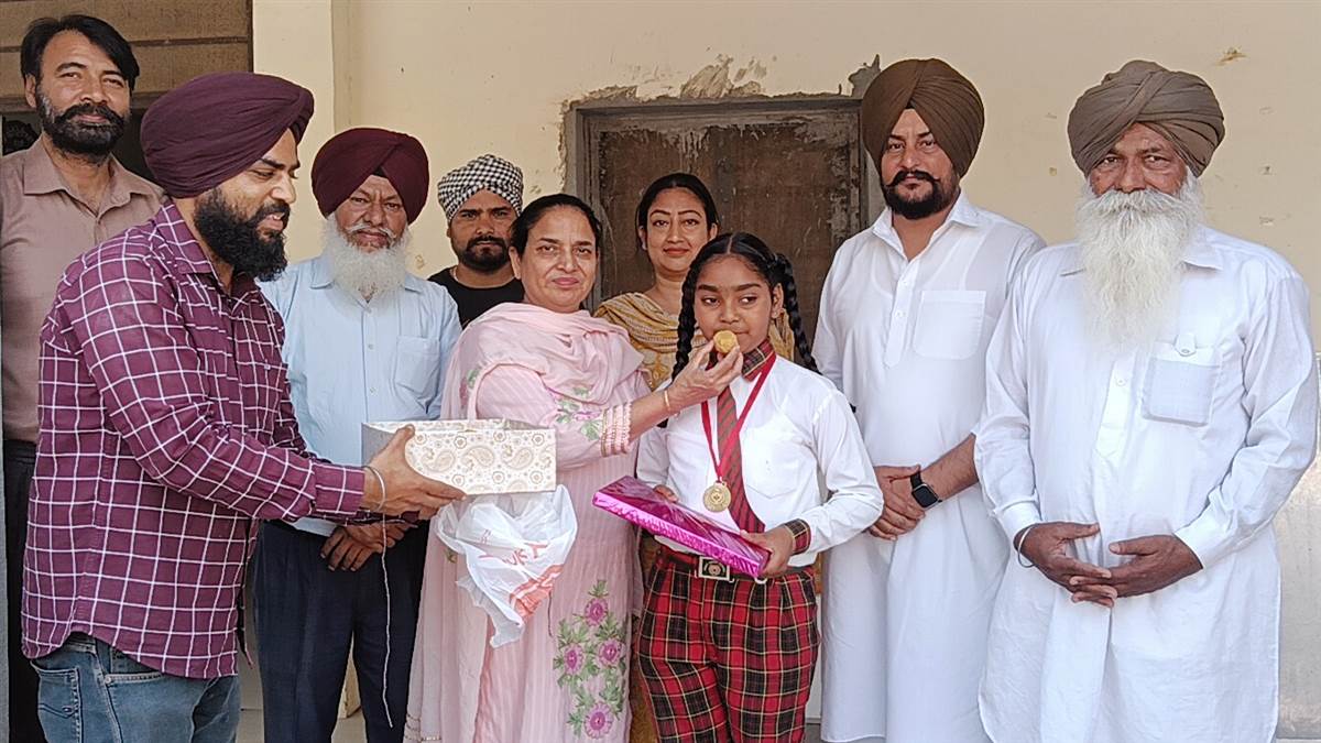 ਪਰਵਿੰਦਰ ਕੌਰ ਨੇ 500/500 ਨੰਬਰ ਪ੍ਰਾਪਤ ਕਰ ਕੇ ਕੀਤਾ ਪਹਿਲਾ ਸਥਾਨ ਹਾਸਲ