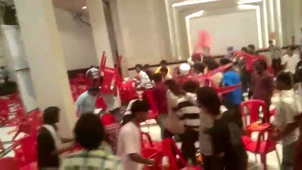 Lok Sabha Election 2024 : ਹਰਸਿਮਰਤ ਕੌਰ ਬਾਦਲ ਦੀ ਰੈਲੀ 'ਚ ਭਿੜੇ ਨੌਜਵਾਨ, ਚੱਲੀਆਂ ਕੁਰਸੀਆਂ; ਹਾਲ 'ਚ ਮਚੀ ਹਫੜਾ-ਦਫੜੀ