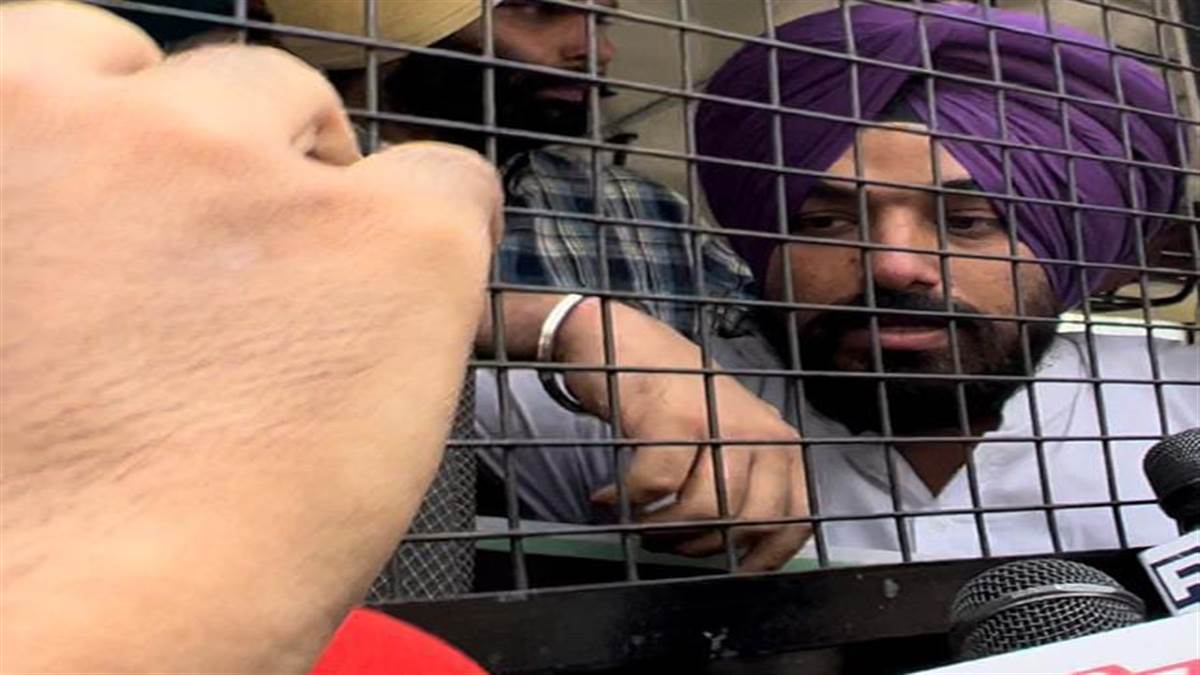 Punjab Youth Congress President Brinder Singh Dhillon detained by Chandigarh Police | ਪੰਜਾਬ ਯੂਥ ਕਾਂਗਰਸ ਦੇ ਪ੍ਰਧਾਨ ਨੂੰ ਚੰਡੀਗੜ੍ਹ ਪੁਲਿਸ ਨੇ ਲਿਆ ਹਿਰਾਸਤ 'ਚ