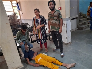 ਸਰਕਾਰੀ ਹਸਪਤਾਲ ਦੇ ਹਾਲਾਤ ਹੋਏ ਬਦ ਤੋਂ ਬਦਤਰ, ਵ੍ਹੀਲ ਚੇਅਰ ਨਾ ਮਿਲਣ ਕਾਰਨ ਆਪਣੀ ਕੁਰਸੀ ਖਰੀਦ ਕੇ ਇਲਾਜ ਕਰਵਾਉਣ ਲਈ ਮਜਬੂਰ ਹੋਏ ਮਰੀਜ਼