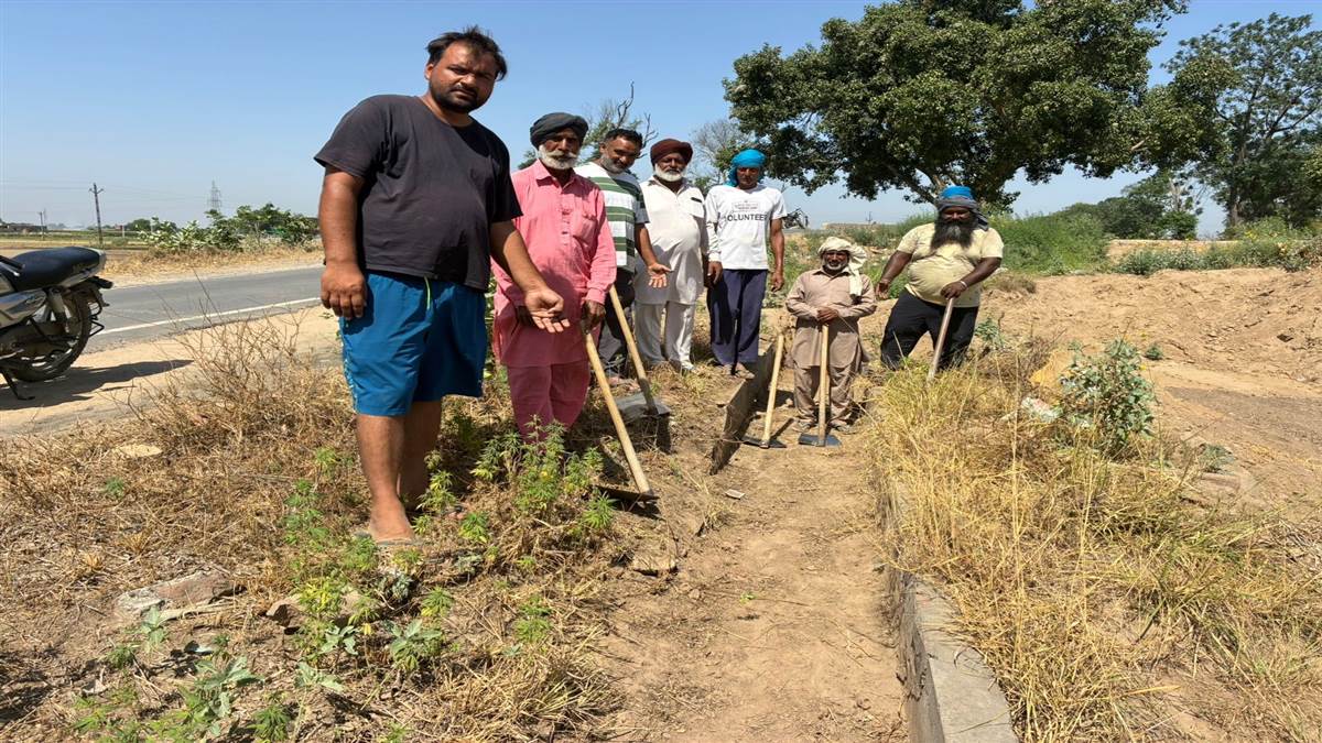 ਪਿੰਡ ਵਜੀਦਕੇ ਖੁਰਦ ਦੇ ਟੁੱਟੇ ਨਹਿਰੀ ਖਾਲਾਂ ਕਾਰਨ ਕਿਸਾਨਾਂ ’ਚ ਭਾਰੀ ਰੋਸ