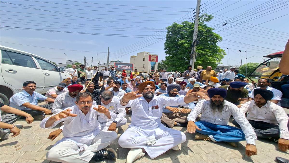 ਸੱਤਾ ਦੇ ਨਸ਼ੇ ’ਚ ਘੂਕ ਸੁੱਤੀ ਪੰਜਾਬ ਸਰਕਾਰ ਨੂੰ ਬੀਨ ਵਜਾ ਕੇ ਜਗਾਇਆ