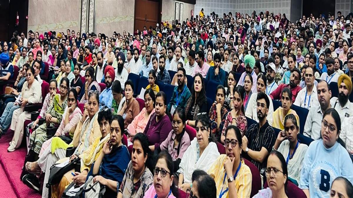 ਡਿਜੀਟਲ ਜਨਗਣਨਾ ਨੂੰ ਲੈ ਕੇ ਗਿਣਤੀਕਾਰਾਂ ਨਾਲ ਕੀਤੀ ਸਮੀਖਿਆ ਮੀਟਿੰਗ