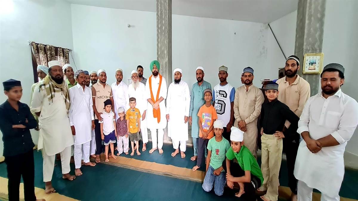 ਧਾਰਮਿਕ ਸਾਂਝ ਦੀ ਮਿਸਾਲ: ਮਸਜਿਦਾਂ ’ਚ ਜਾ ਕੇ ਮੁਸਲਿਮ ਭਾਈਚਾਰੇ ਨਾਲ ਸਾਂਝੀਆਂ ਕੀਤੀਆਂ ਖੁਸ਼ੀਆਂ