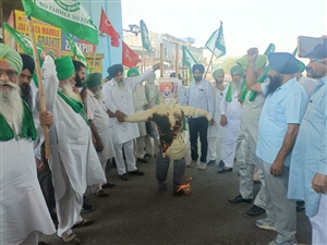 ਰਵਨੀਤ ਬਿੱਟੂ ਦੇ ਬਿਆਨ 'ਤੇ ਭੜਕੇ ਕਿਸਾਨ: ਪੰਜਾਬ ਪੁਲਿਸ ਖ਼ਿਲਾਫ਼ ਸ਼ਬਦਾਵਲੀ ਨੂੰ ਲੈ ਕੇ ਕੇਂਦਰੀ ਮੰਤਰੀ ਦਾ ਫੂਕਿਆ ਪੁਤਲਾ