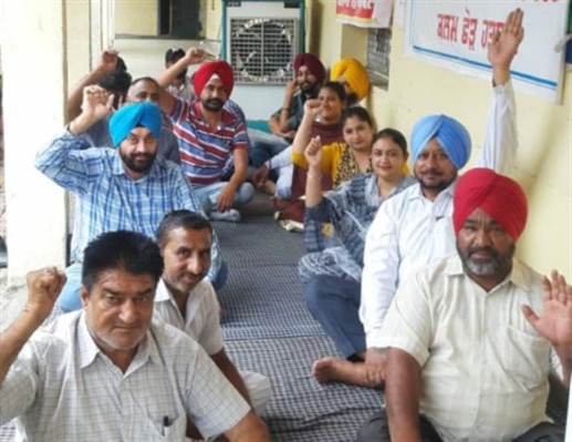 ਛੇਵੇਂ ਵਿੱਤ ਕਮਿਸ਼ਨ ਦੇ ਵਿਰੋਧ 'ਚ ਕਲਮ ਛੋੜ ਹੜਤਾਲ ਜਾਰੀ