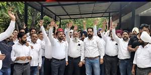 ਡੀਸੀ ਦੇ ਰਵੱਈਏ ਖ਼ਿਲਾਫ਼ ਵਕੀਲਾਂ ਦਾ ਫੁੱਟਿਆ ਗੁੱਸਾ