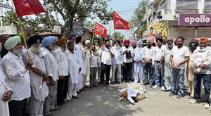 ਮੁਲਾਜ਼ਮਾਂ ਨੇ ਮੁੱਖ ਮੰਤਰੀ ਦੀ ਅਰਥੀ ਫੂਕ ਕੇ ਕੀਤਾ ਮੁਜ਼ਾਹਰਾ