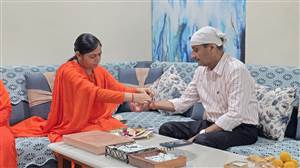 ਭੈਣਾਂ ਨੇ ਭਰਾਵਾਂ ਦੇ ਗੁੱਟਾਂ ’ਤੇ ਰੱਖੜੀ ਬੰਨ੍ਹ ਕੇ ਮੰਗੀ ਖੈਰ